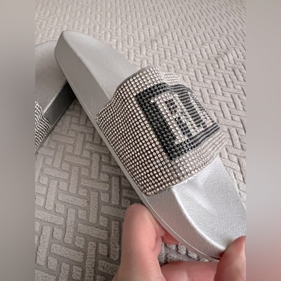 True Religion Slides - Picture 4 of 10